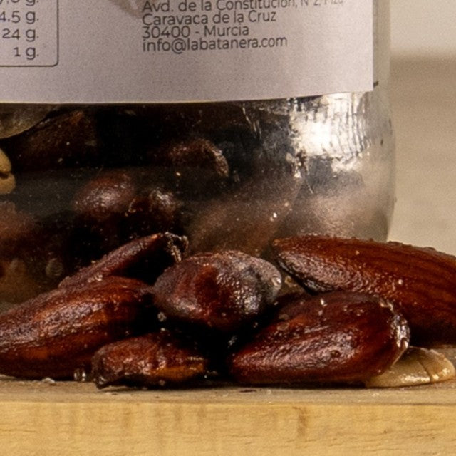 Almendra frita con piel